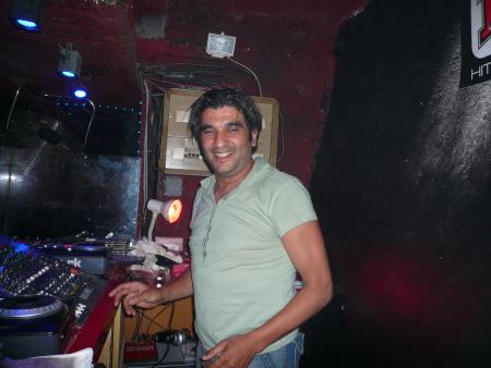 AVEC SONT ETERNEL SOURIRE